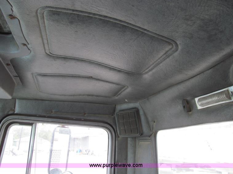 image for item E3538 1987 Mack R688ST semi truck