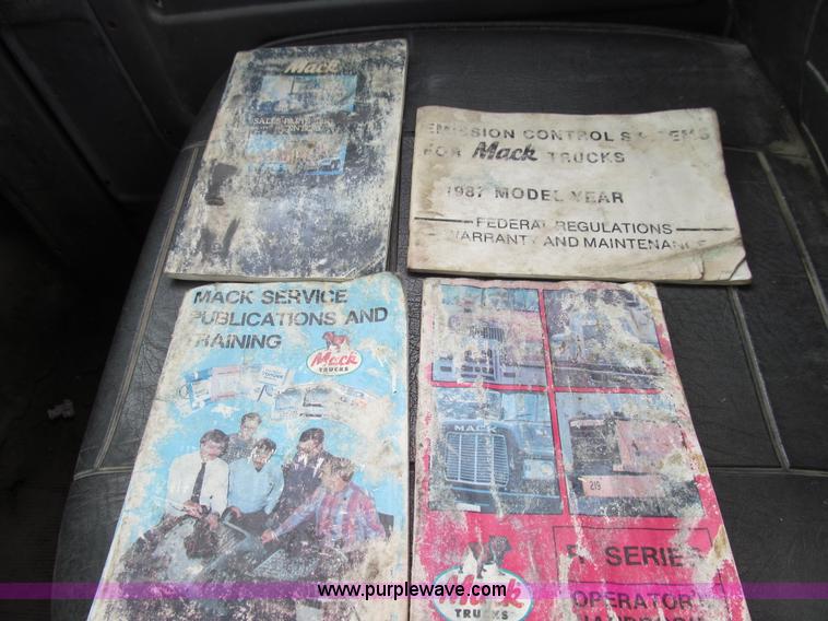 image for item E3538 1987 Mack R688ST semi truck