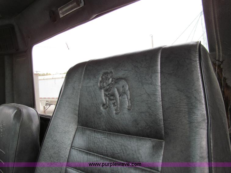 image for item E3538 1987 Mack R688ST semi truck