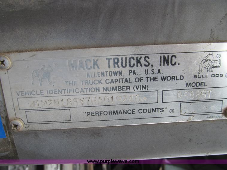 image for item E3538 1987 Mack R688ST semi truck