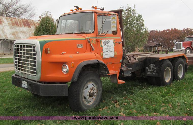 image for item E5638 1974 Ford 8000 winch truck