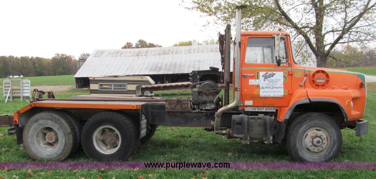image for item E5638 1974 Ford 8000 winch truck