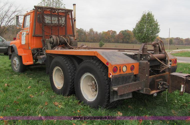 image for item E5638 1974 Ford 8000 winch truck