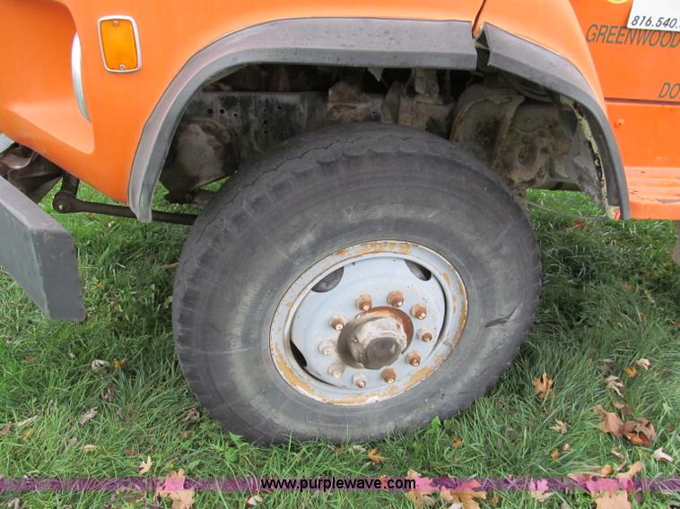 image for item E5638 1974 Ford 8000 winch truck