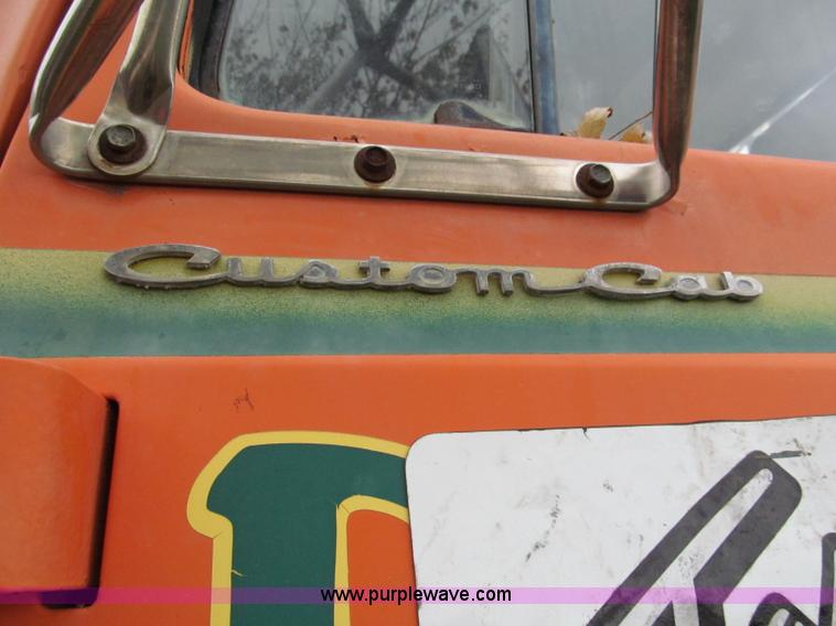 image for item E5638 1974 Ford 8000 winch truck