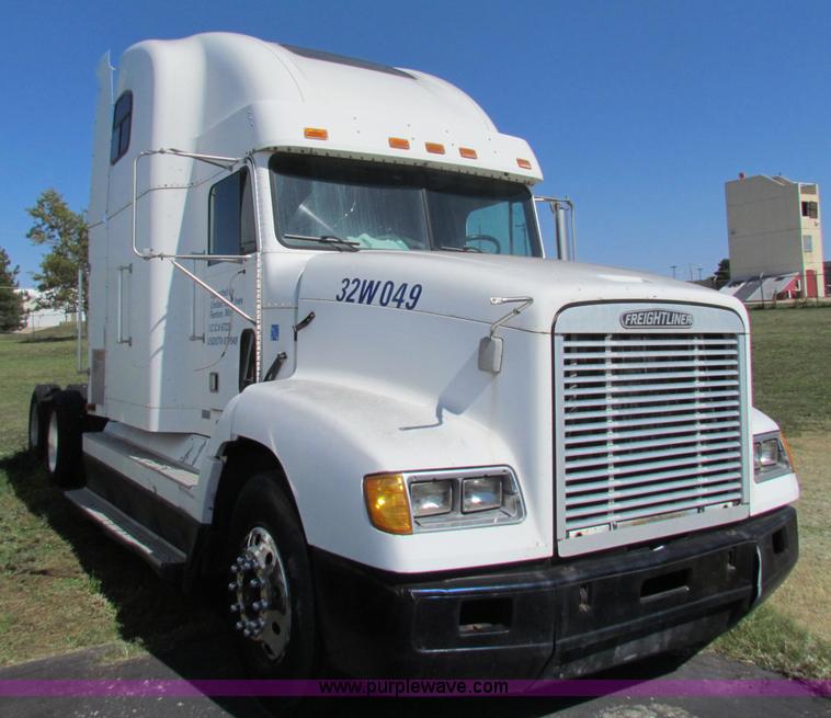 image for item E8126 1995 Freightliner FLD112 semi truck
