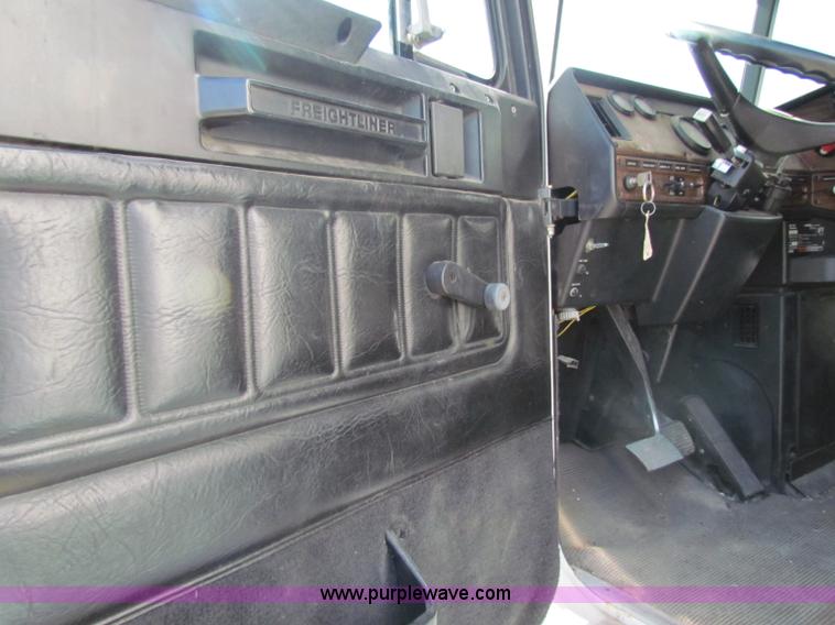 image for item E8126 1995 Freightliner FLD112 semi truck