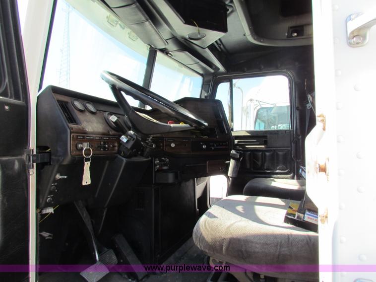 image for item E8126 1995 Freightliner FLD112 semi truck