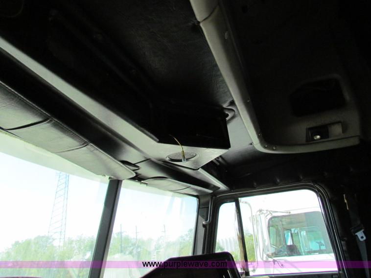 image for item E8126 1995 Freightliner FLD112 semi truck