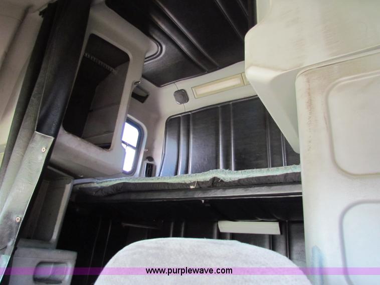 image for item E8126 1995 Freightliner FLD112 semi truck