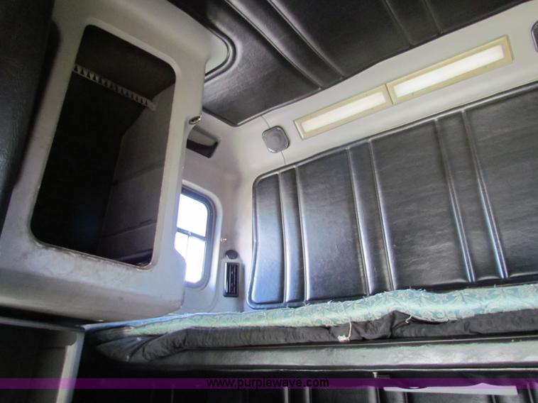 image for item E8126 1995 Freightliner FLD112 semi truck