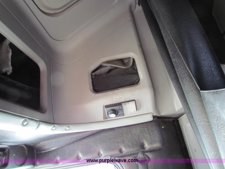 image for item E8126 1995 Freightliner FLD112 semi truck