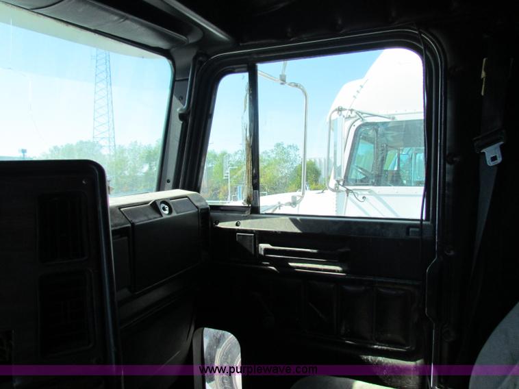 image for item E8126 1995 Freightliner FLD112 semi truck