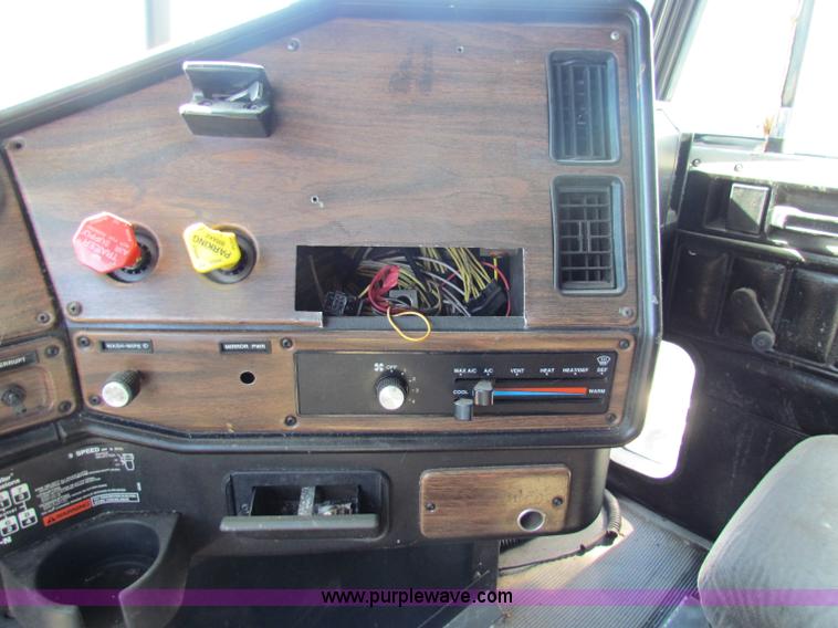 image for item E8126 1995 Freightliner FLD112 semi truck