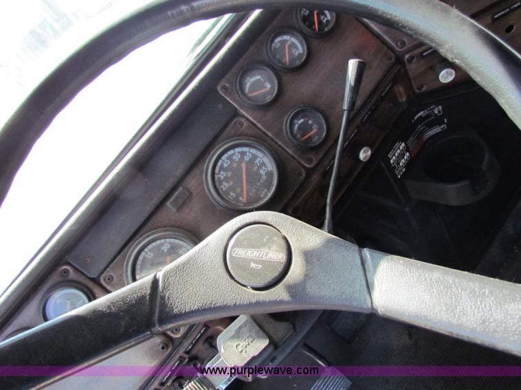 image for item E8126 1995 Freightliner FLD112 semi truck