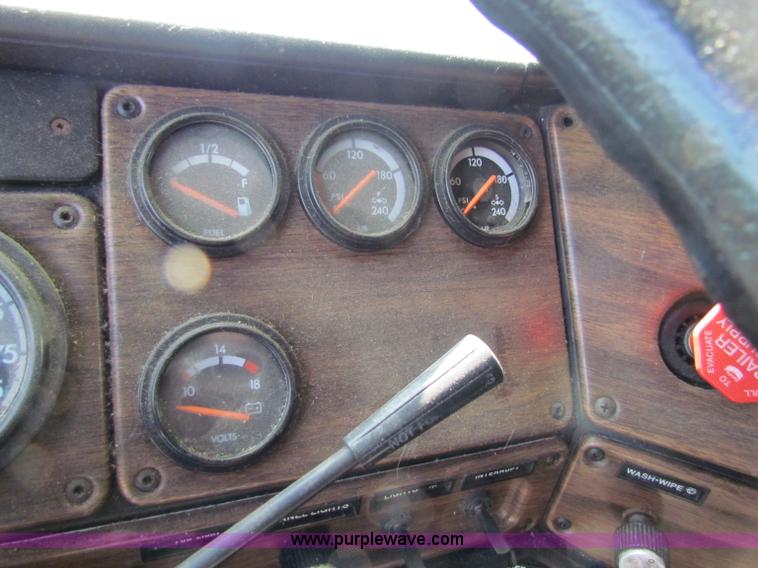 image for item E8126 1995 Freightliner FLD112 semi truck