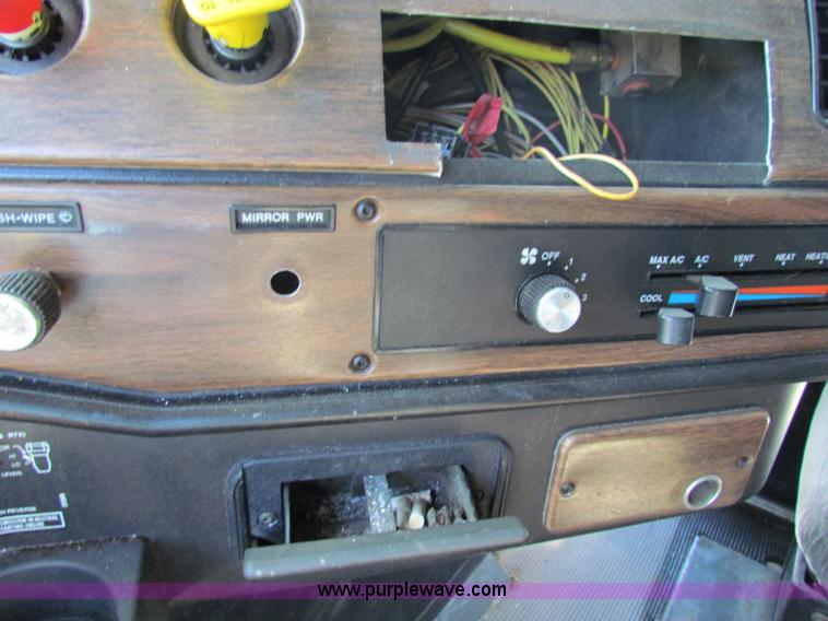 image for item E8126 1995 Freightliner FLD112 semi truck