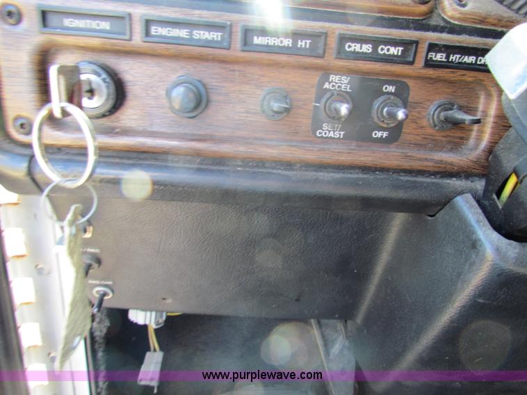 image for item E8126 1995 Freightliner FLD112 semi truck