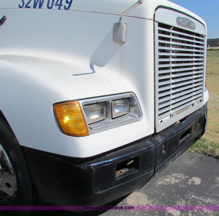 image for item E8126 1995 Freightliner FLD112 semi truck