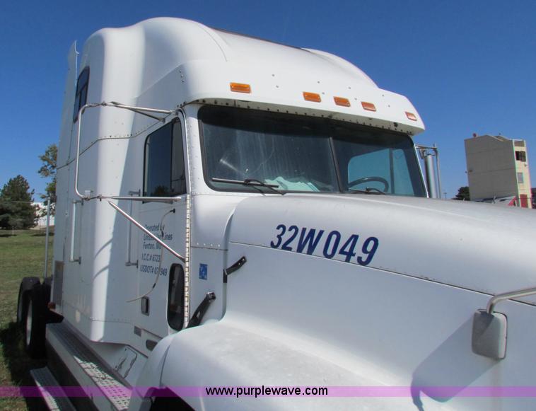 image for item E8126 1995 Freightliner FLD112 semi truck