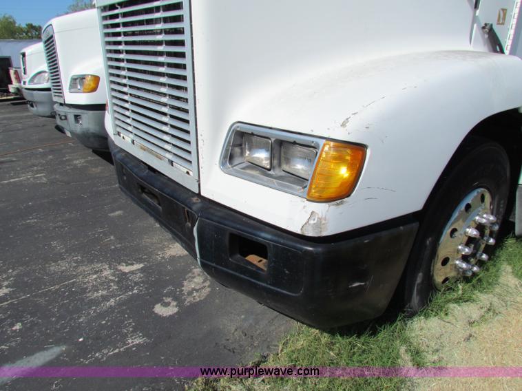 image for item E8126 1995 Freightliner FLD112 semi truck
