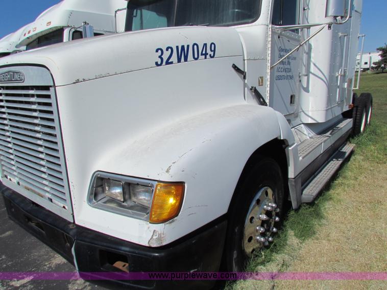 image for item E8126 1995 Freightliner FLD112 semi truck