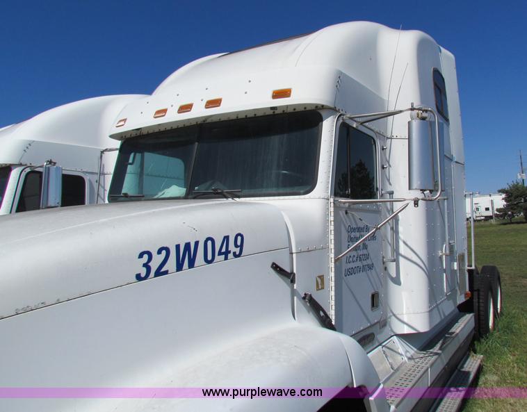 image for item E8126 1995 Freightliner FLD112 semi truck