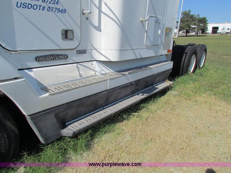 image for item E8126 1995 Freightliner FLD112 semi truck