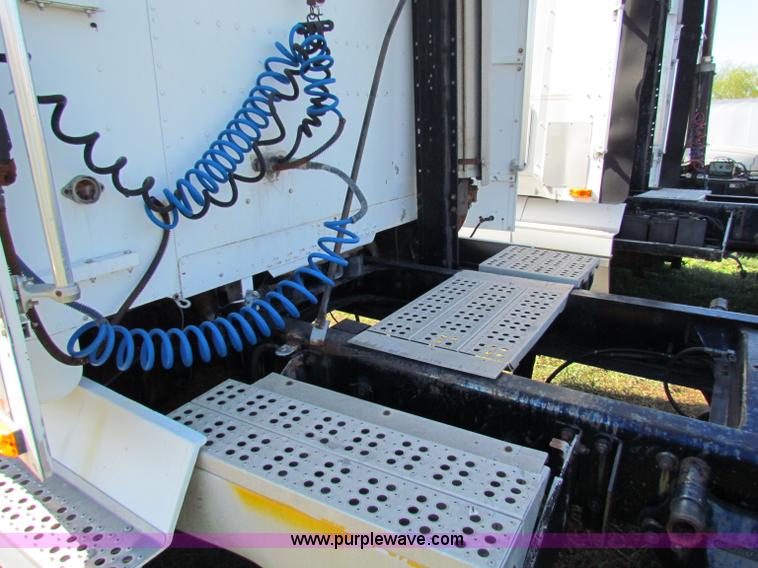 image for item E8126 1995 Freightliner FLD112 semi truck