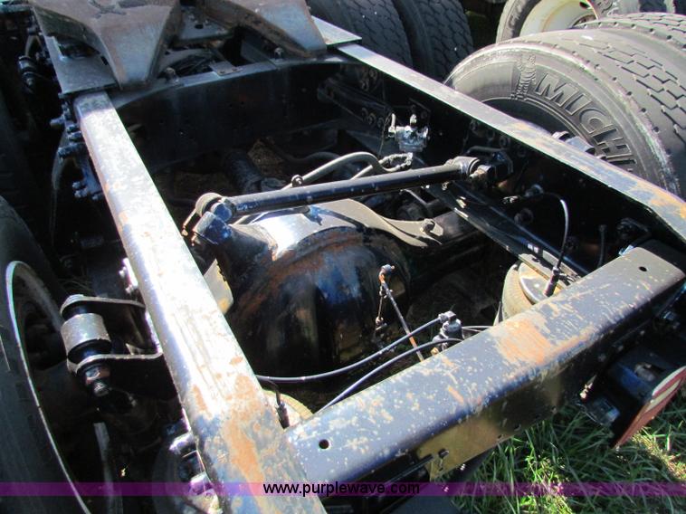 image for item E8126 1995 Freightliner FLD112 semi truck