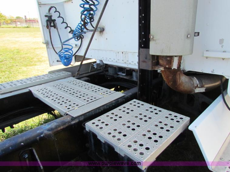 image for item E8126 1995 Freightliner FLD112 semi truck