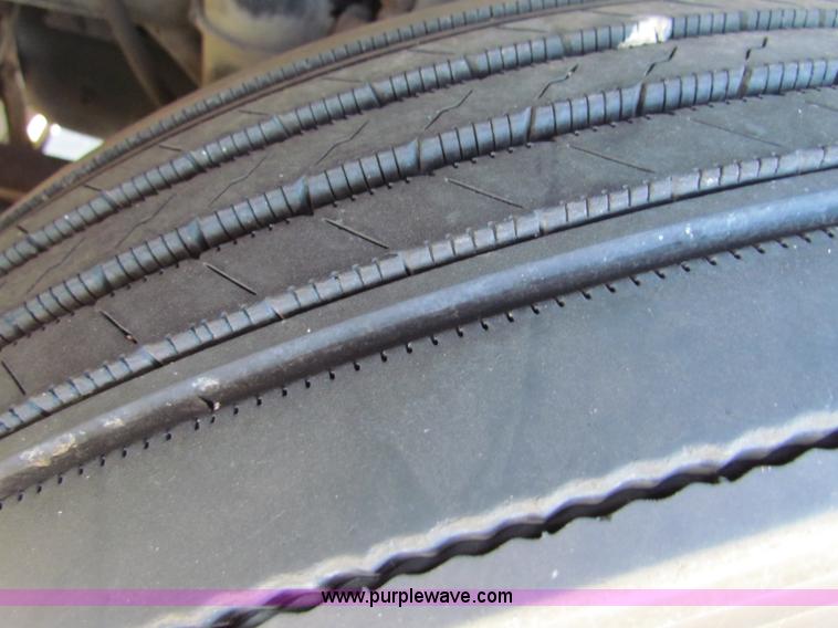 image for item E8126 1995 Freightliner FLD112 semi truck