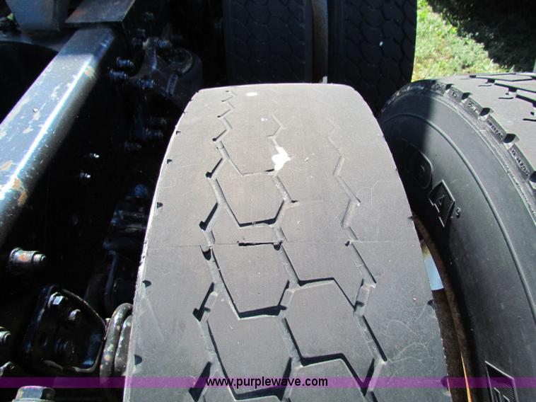 image for item E8126 1995 Freightliner FLD112 semi truck