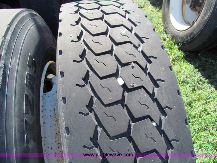 image for item E8126 1995 Freightliner FLD112 semi truck