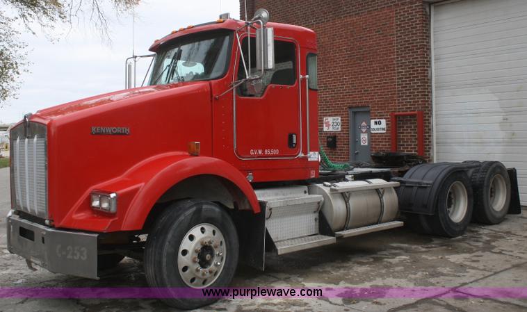image for item F2699 2003 Kenworth T800 semi truck