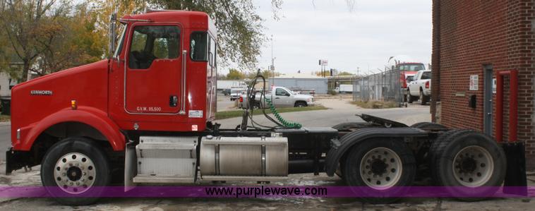 image for item F2699 2003 Kenworth T800 semi truck