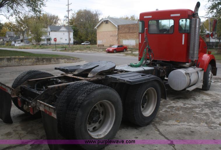 image for item F2699 2003 Kenworth T800 semi truck