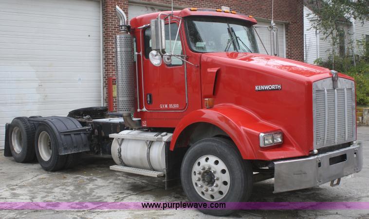 image for item F2699 2003 Kenworth T800 semi truck