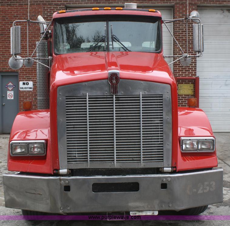 image for item F2699 2003 Kenworth T800 semi truck