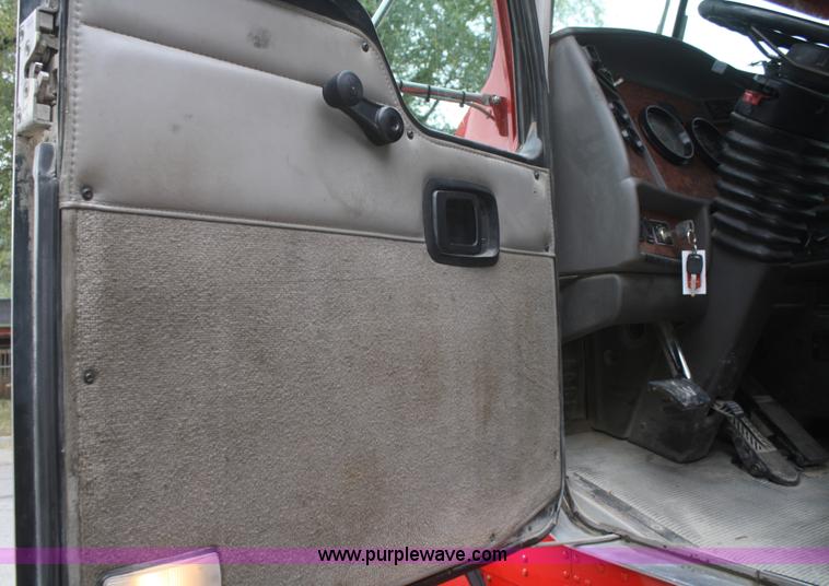 image for item F2699 2003 Kenworth T800 semi truck