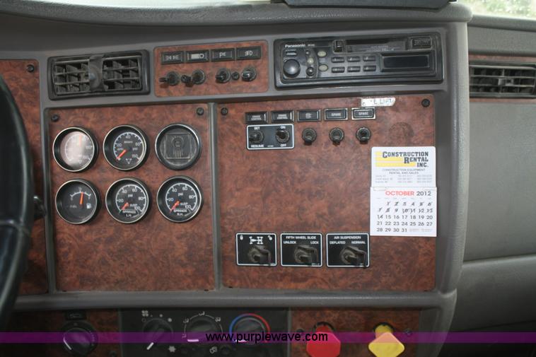 image for item F2699 2003 Kenworth T800 semi truck