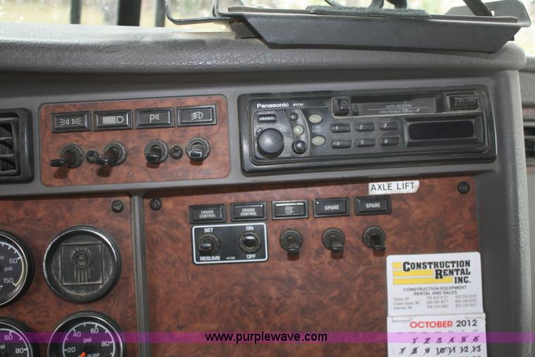 image for item F2699 2003 Kenworth T800 semi truck