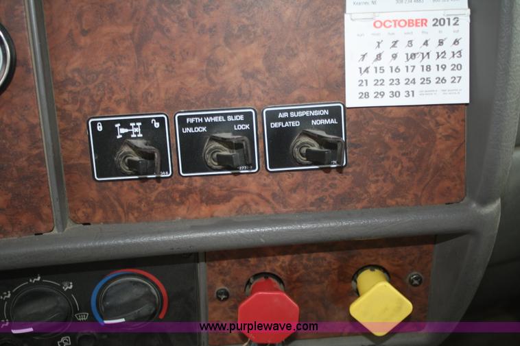 image for item F2699 2003 Kenworth T800 semi truck