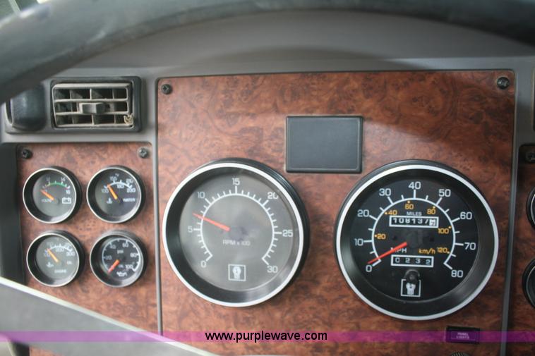 image for item F2699 2003 Kenworth T800 semi truck