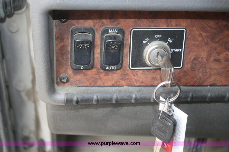 image for item F2699 2003 Kenworth T800 semi truck