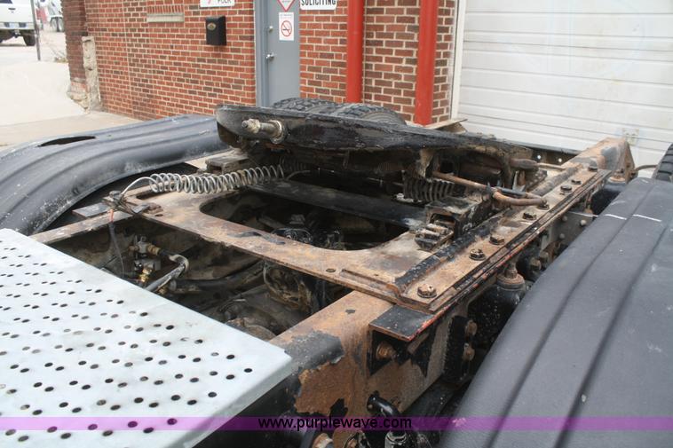 image for item F2699 2003 Kenworth T800 semi truck