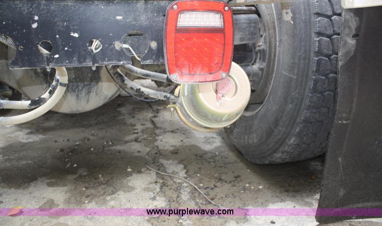 image for item F2699 2003 Kenworth T800 semi truck