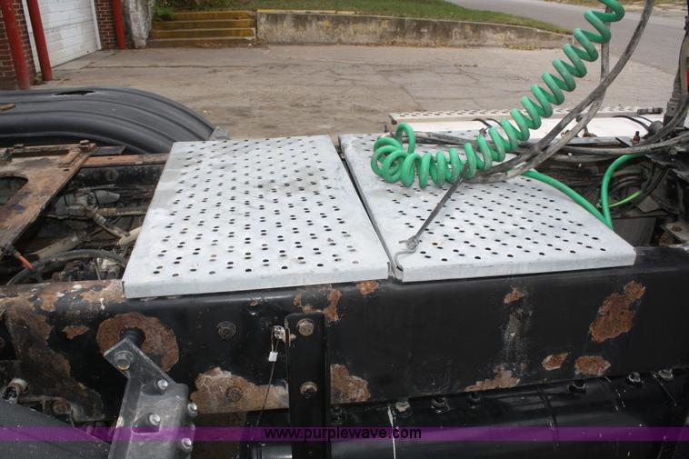 image for item F2699 2003 Kenworth T800 semi truck