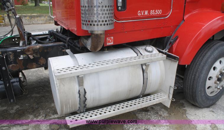 image for item F2699 2003 Kenworth T800 semi truck