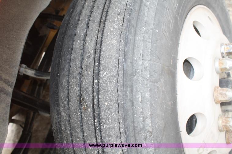 image for item F2699 2003 Kenworth T800 semi truck